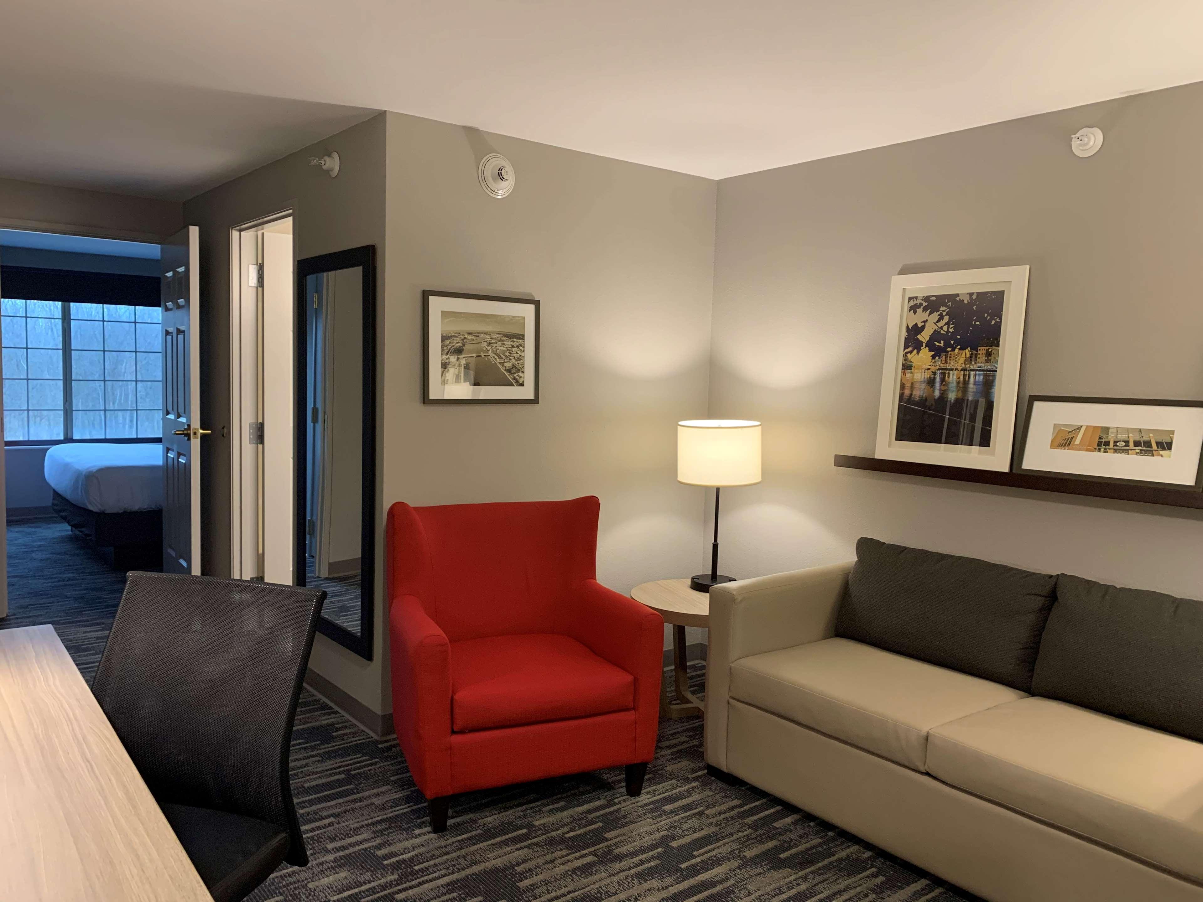 Country & By Radisson, North Green Bay