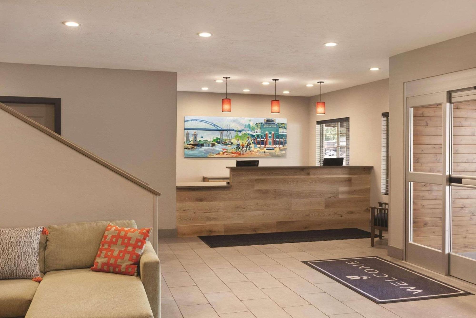 Country & By Radisson, North Green Bay